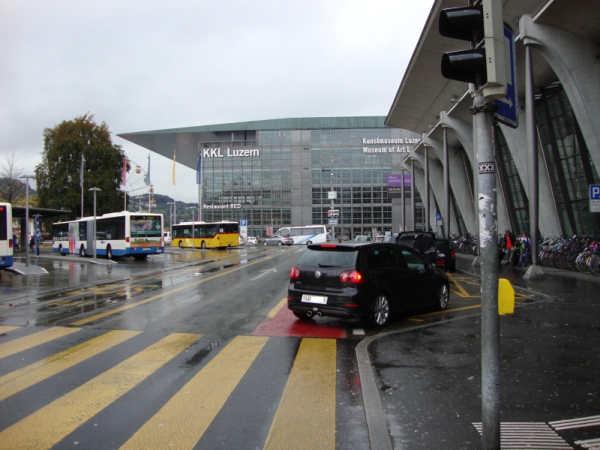 Ort: Bahnhof Haupteingang Auto auf Velostreifen vor dem Luzerner Bahnhof