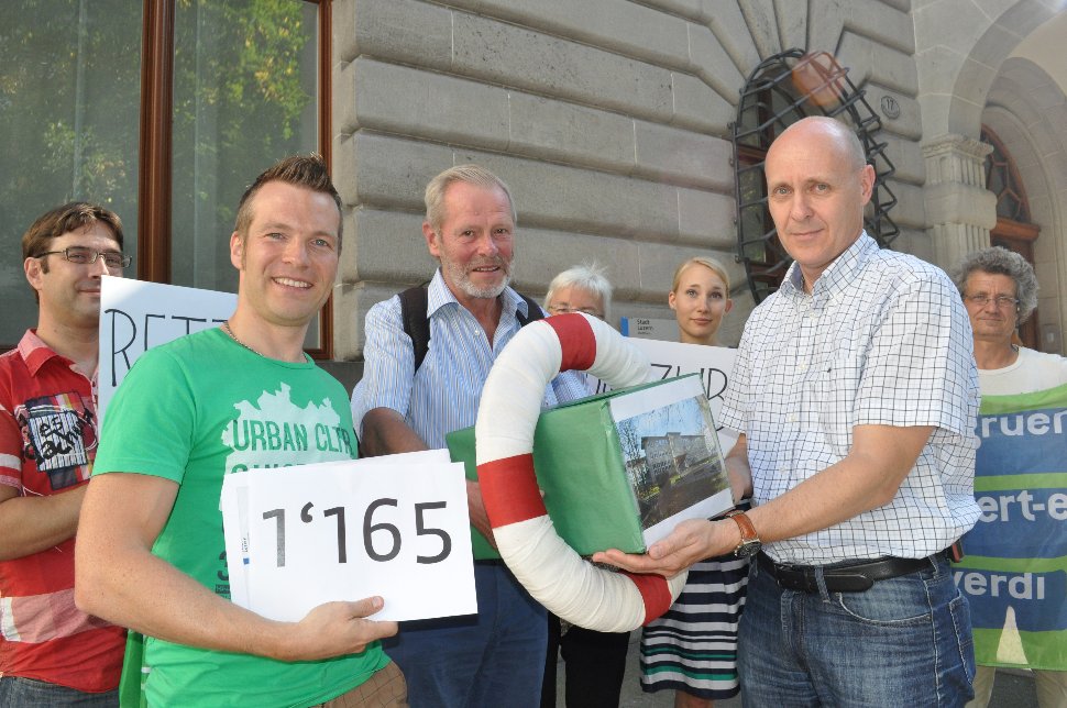 Einreichung der Unterschriften vor dem Stadthaus