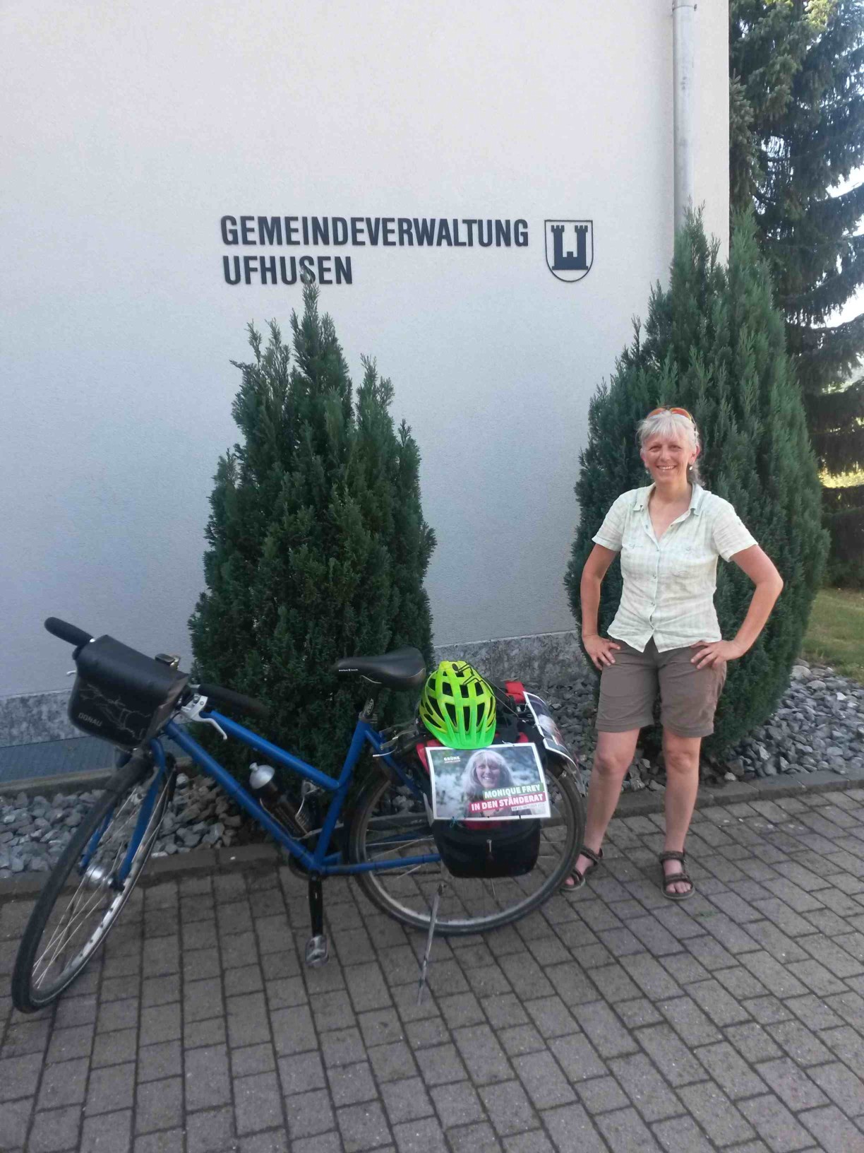 Eines von 83 Gemeindehäusern... vor dem Gemeindehaus Ufhusen