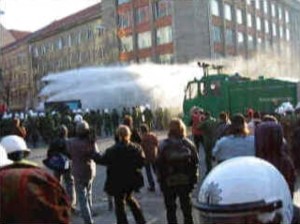Bild zu Wasserwerfer