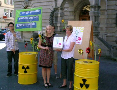 Einreichung der Unterschriften vor dem Stadthaus