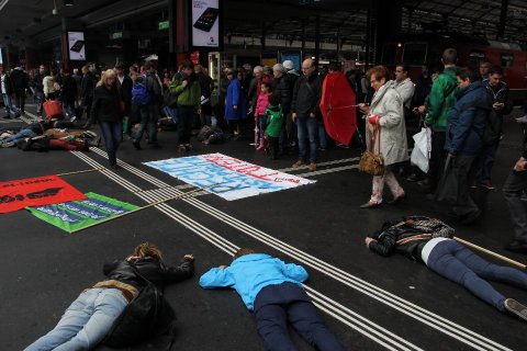 Asylgesetzrevision gefährdet Flüchtlinge... Flashmob 1.6.13, Bahnhof Luzern, Bild 2