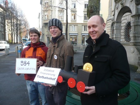 &Uuml;bergabe der Unterschriften