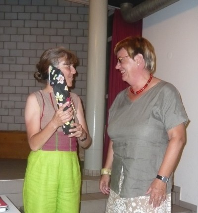 Monique Frey gratuliert Katharina Hubacher