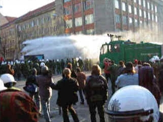 Der Wasserwerfer im Einsatz